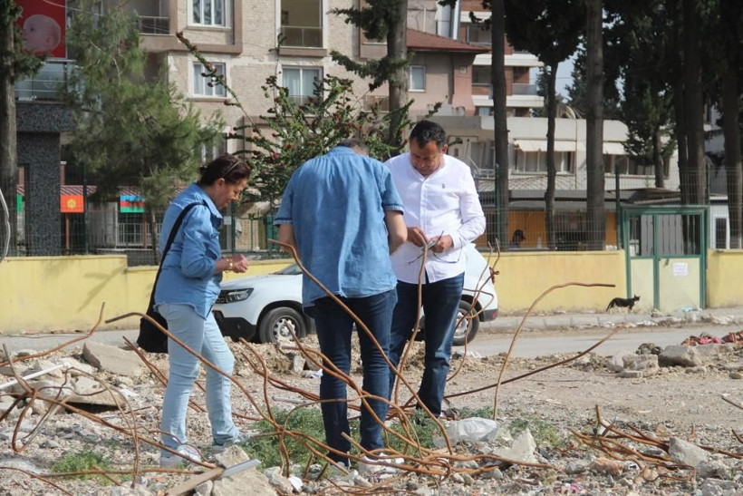 Almanya’dan baba ocağı Hatay'a geldiler! Evlerinin enkazında hatıra aradılar: Bakın ne buldular! - Resim: 3