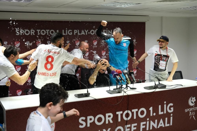 Pendikspor takımından basın toplantısında sulu kutlama - Resim: 1