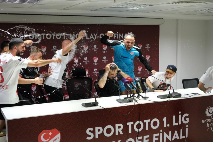 Pendikspor takımından basın toplantısında sulu kutlama - Resim: 4