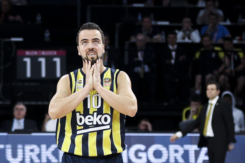 Anadolu Efes Fenerbahçe maçında kavga! Ergin Ataman taraftarlarla tartıştı, maç sonu saha feci karıştı! - Resim: 4