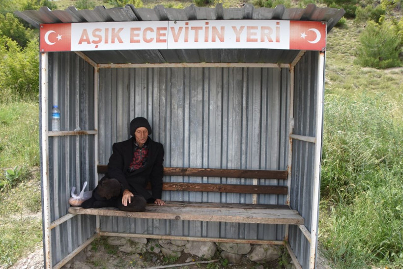 'Aşık Ecevit'in duygulandıran hikayesi: 24 yıldır sevdiği kadını aynı durakta bekliyor - Resim: 3