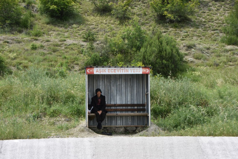 'Aşık Ecevit'in duygulandıran hikayesi: 24 yıldır sevdiği kadını aynı durakta bekliyor - Resim: 2