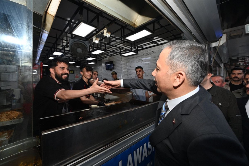 İçişleri Bakanı Yerlikaya'ya Yüksekova’da yoğun ilgi: Paylaşım yaptı, esnaf ve vatandaşlarla bir araya geldi! - Resim: 3