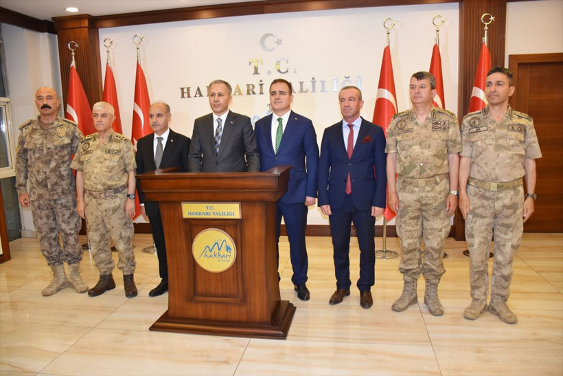 İçişleri Bakanı Yerlikaya'ya Yüksekova’da yoğun ilgi: Paylaşım yaptı, esnaf ve vatandaşlarla bir araya geldi! - Resim: 4