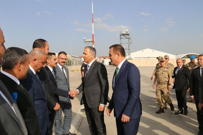 İçişleri Bakanı Yerlikaya'ya Yüksekova’da yoğun ilgi: Paylaşım yaptı, esnaf ve vatandaşlarla bir araya geldi! - Resim: 1