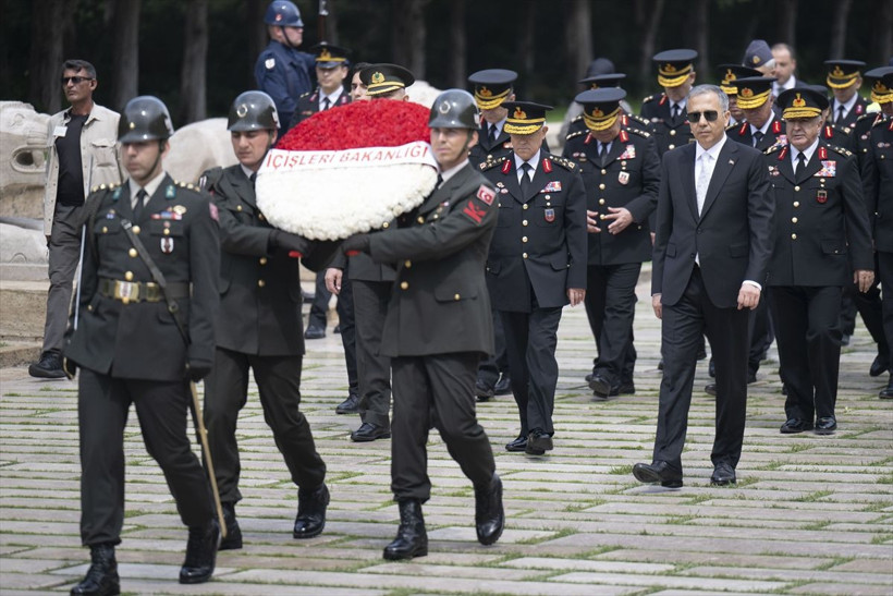 İçişleri Bakanı Ali Yerlikaya ve Jandarma heyeti Anıtkabir'de - Resim: 1