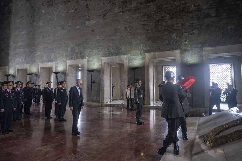 İçişleri Bakanı Ali Yerlikaya ve Jandarma heyeti Anıtkabir'de - Resim: 2