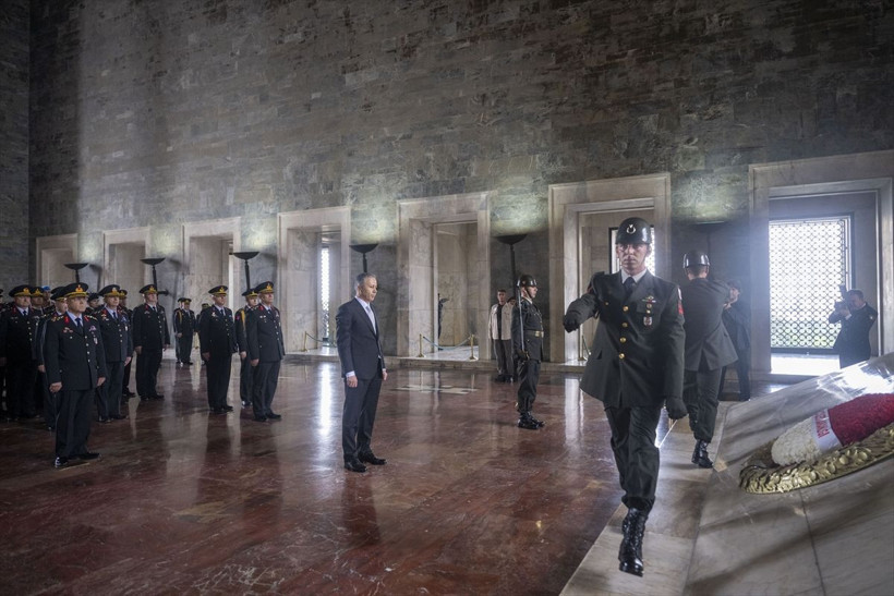 İçişleri Bakanı Ali Yerlikaya ve Jandarma heyeti Anıtkabir'de - Resim: 4