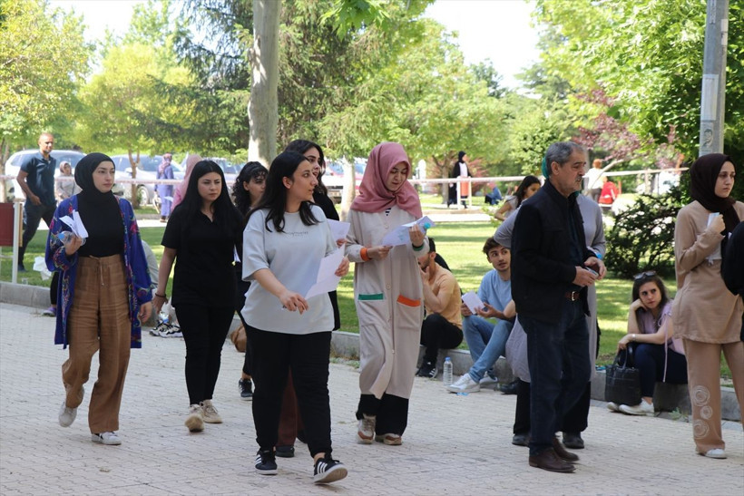 YKS'nin ilk oturumu sona erdi: 3.5 milyon aday yarıştı! Kimisi kapıda kaldı, kimisi yanlış okula gitti! Gözyaşları sel oldu... - Resim: 1