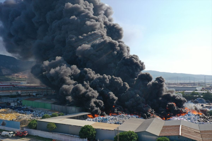 Manisa'da fabrika yangını! Dumanlar İzmir'i kapladı, 19 saat sonra kontrol altına alındı! - Resim: 3