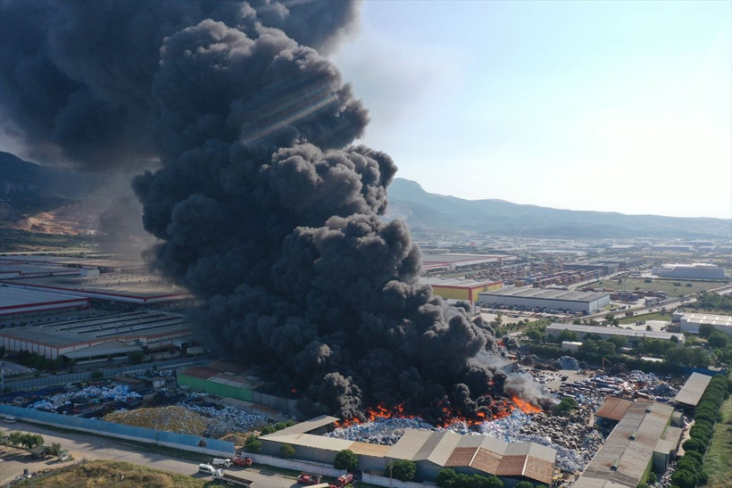 Manisa'da fabrika yangını! Dumanlar İzmir'i kapladı, 19 saat sonra kontrol altına alındı! - Resim: 4