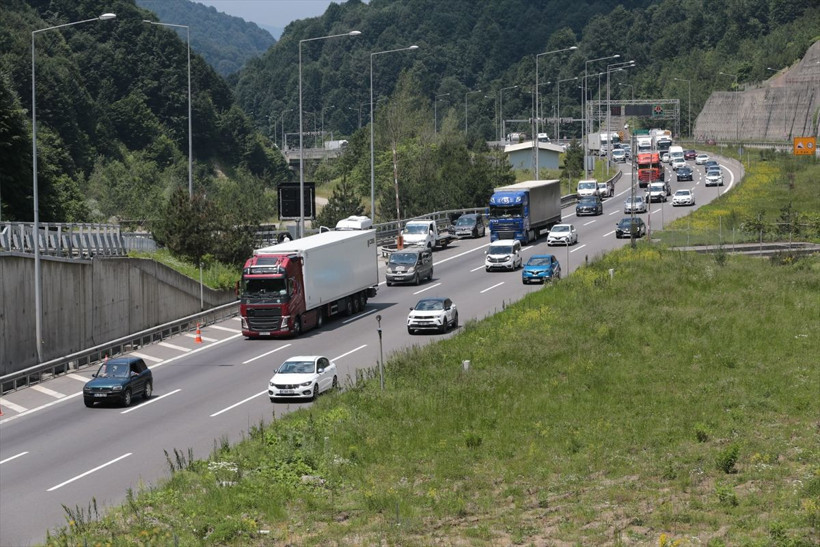 Bayram gelmeden kazalar geldi! Anadolu Otoyolu'nun Bolu geçişinde bayram trafiği başladı - Resim: 1