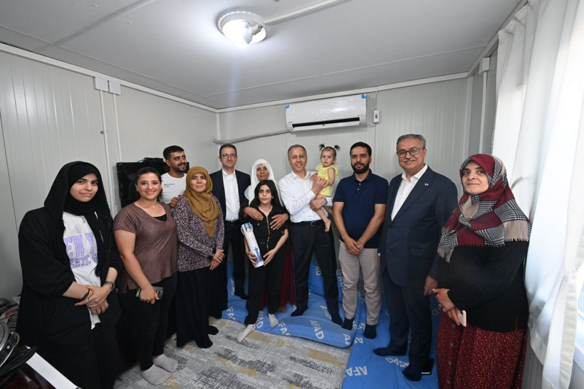 İçişleri Bakanı Ali Yerlikaya'dan Konteyner Kent’teki depremzedelere moral ziyareti - Resim: 1