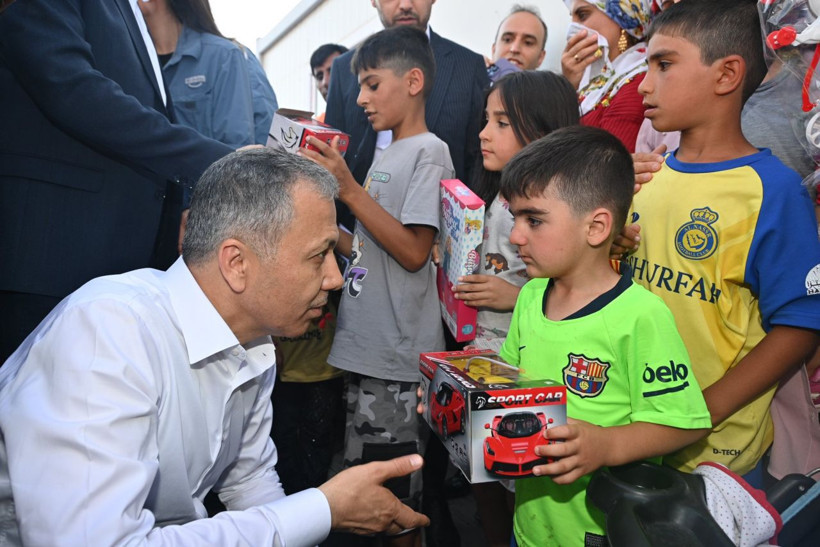 İçişleri Bakanı Ali Yerlikaya'dan Konteyner Kent’teki depremzedelere moral ziyareti - Resim: 3