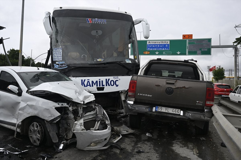 İstanbul'da dehşet verici kaza! Yolcu otobüsü karşı şeride geçti, çok sayıda araca çarptı! Yaralılar var - Resim: 4
