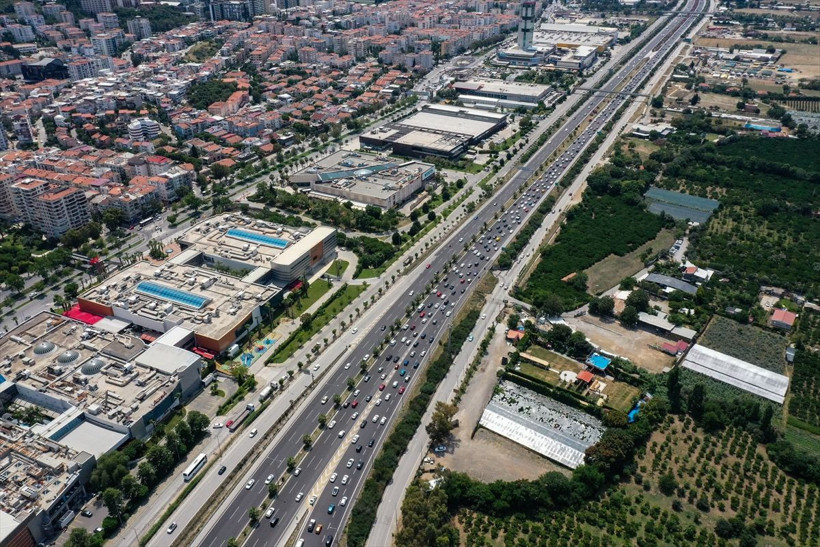İzmir'de araç kuyrukları uzadıkça uzadı! Tatil beldelerinin yolları kilit! - Resim: 4