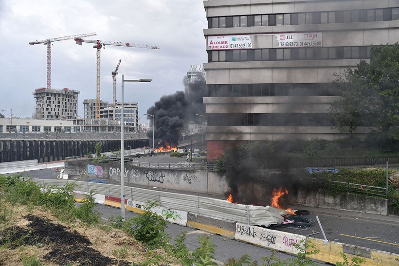 Belediye Başkanı'nın evine yanan araçla saldırdılar! Fransa yanıyor! Lüks yağmalama başladı - Resim: 4