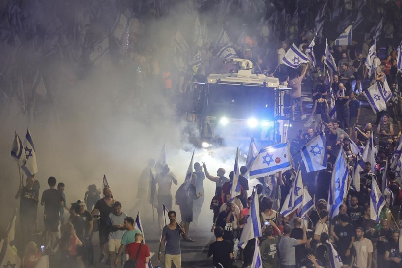 Emniyet Müdürü istifa etti, İsrail sokakları karıştı! Aracıyla protestocuların arasına daldı o anlar kamerada - Resim: 3