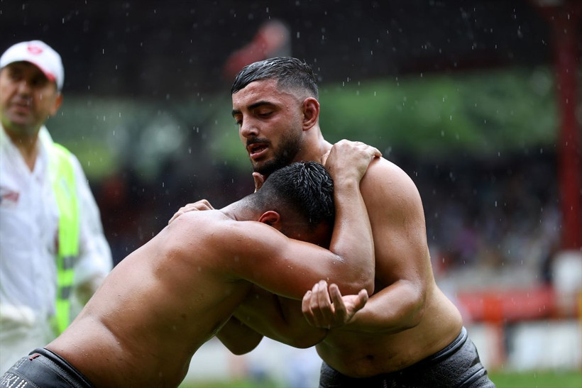 Kırkpınar'da pehlivanlar sağanak yağmur altında güreşti! - Resim: 2