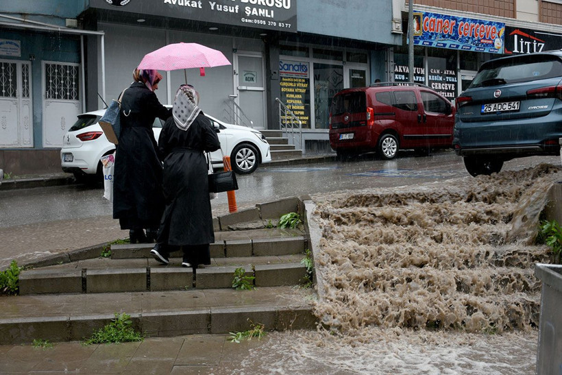 Karadeniz'i sel vurdu! Meteoroloji'den 13 il için turuncu kodlu uyarı! Şiddetli yağış bugün de sürecek - Resim: 4
