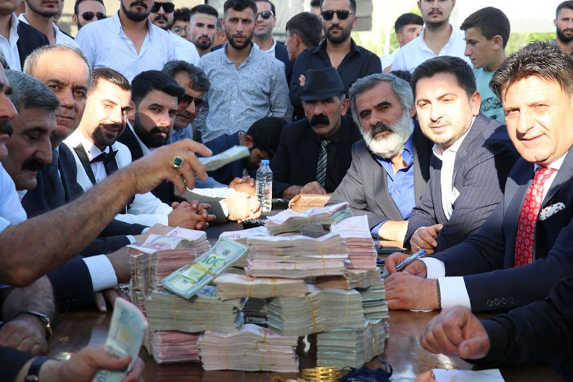 Düğünde takılan paraları 15 kişi saydı 110 küçükbaş hayvan kesildi - Resim: 3