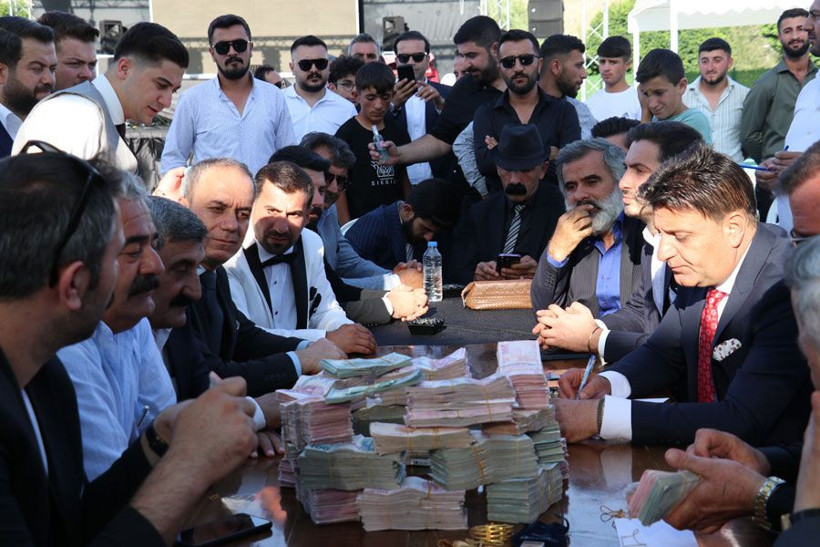 Düğünde takılan paraları 15 kişi saydı 110 küçükbaş hayvan kesildi - Resim: 4