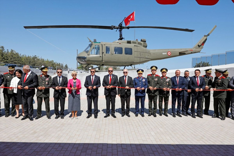 Kıbrıs Barış Harekatı'nda görev yapan helikopter ilk çıkarmanın yapıldığı plajda sergiye açıldı - Resim: 4