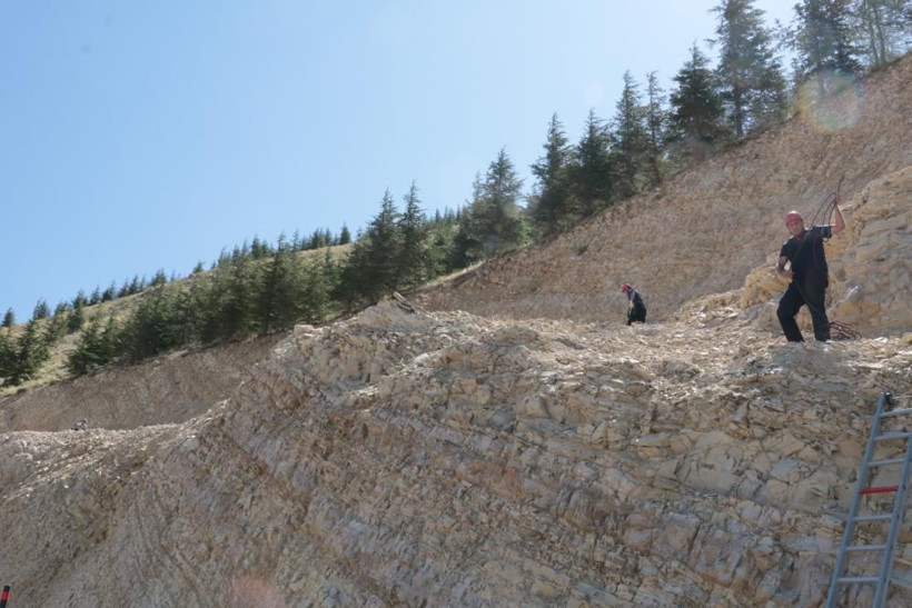 5.5'lik depreme dağ çayı toplarken yakalandı! Kayalıklardan 20 metre aşağıya düştü... - Resim: 3