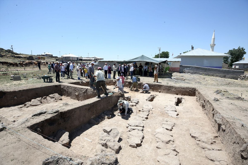 Malazgirt Savaşı alanının tespiti için kazıda 15 mezar açıldı kemiklerde balta kılıç darbesi görüldü - Resim: 3