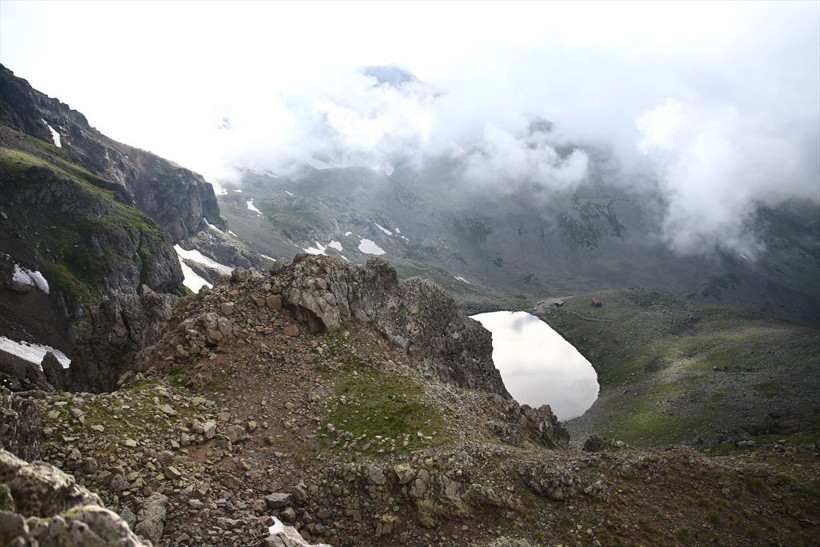 Giresun'unun buzul gölleri ilgi çekti temuz ortasında göl kenarlarında hala kar var - Resim: 3
