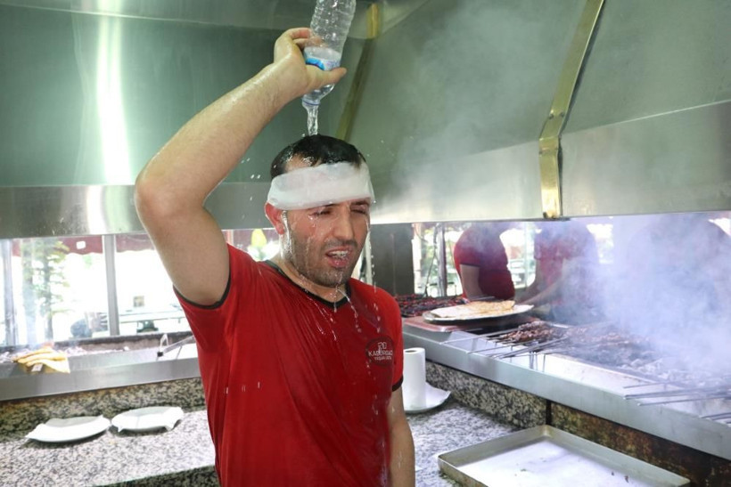 Adana kavruluyor! Kebapçıların sıcak hava ile imtihanı: 44 derecede böyle serinlediler! - Resim: 2
