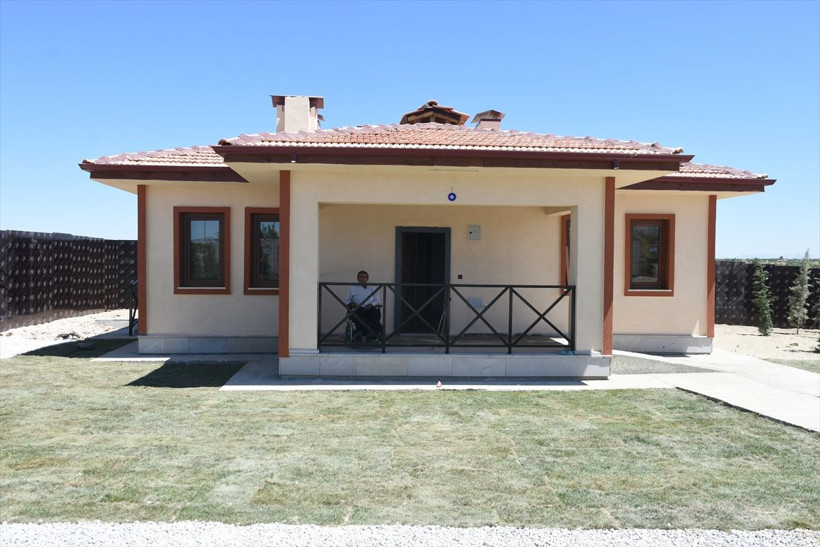 Malatya'da depremzedeler köy evlerine girmeye başladı: Ağladım, kendimi tutamadım - Resim: 2