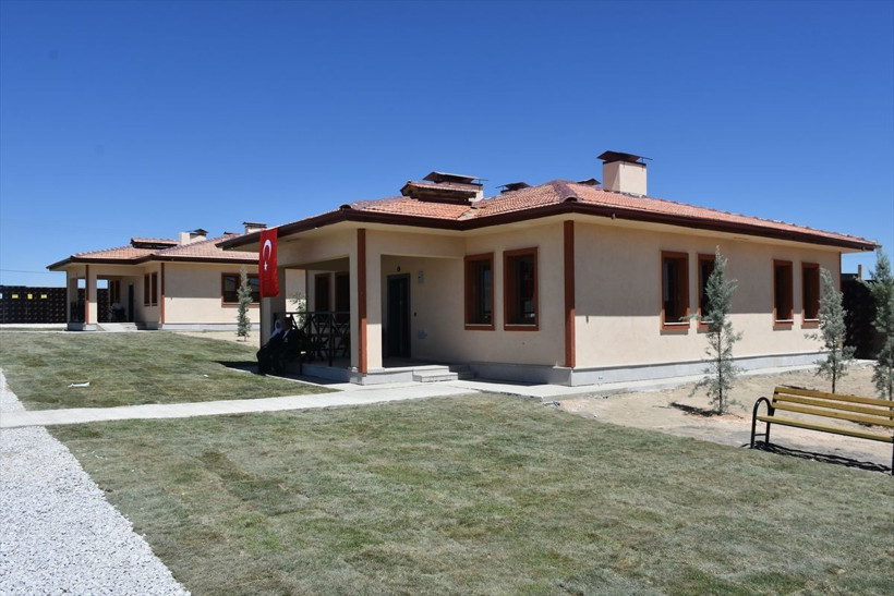 Malatya'da depremzedeler köy evlerine girmeye başladı: Ağladım, kendimi tutamadım - Resim: 4