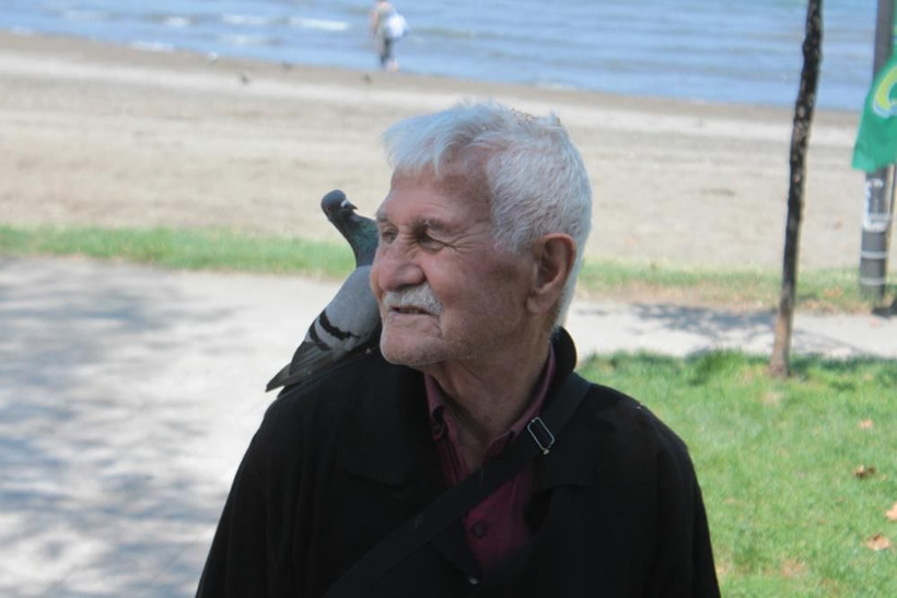 ‘Güvercinci adam’ olarak tanınıyor! Sahilde ağzıyla günde 500 güvercini besliyor... - Resim: 4