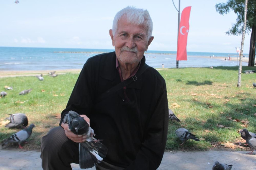 ‘Güvercinci adam’ olarak tanınıyor! Sahilde ağzıyla günde 500 güvercini besliyor... - Resim: 2