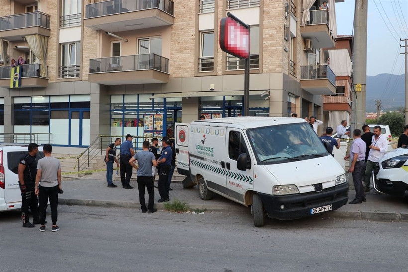 Zincir markette dehşet!  Boşanma aşamasındaki karısını silahla yaralayıp intihar etti - Resim: 1