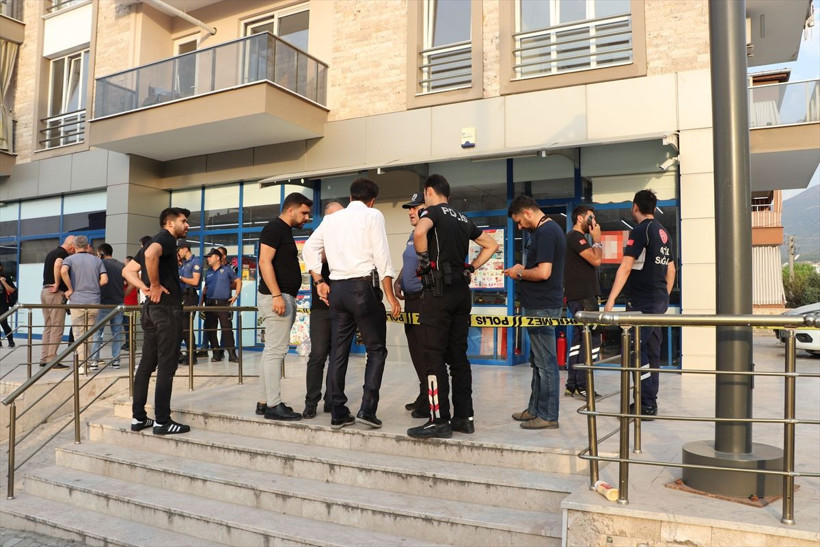 Zincir markette dehşet!  Boşanma aşamasındaki karısını silahla yaralayıp intihar etti - Resim: 4