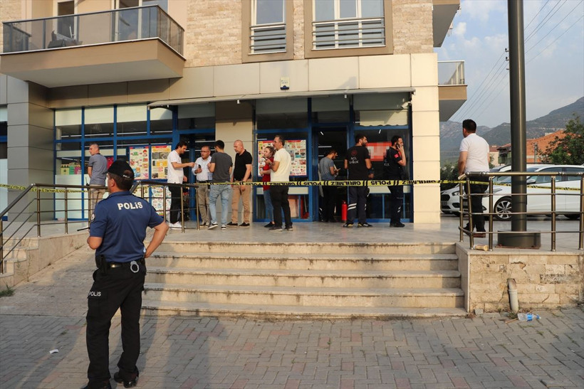 Zincir markette dehşet!  Boşanma aşamasındaki karısını silahla yaralayıp intihar etti - Resim: 3