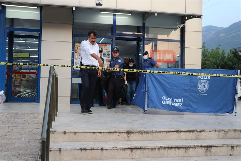 Zincir markette dehşet!  Boşanma aşamasındaki karısını silahla yaralayıp intihar etti - Resim: 2