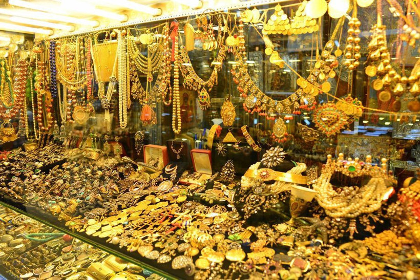 Ekonomik kriz ünlüleri de vurdu! Peruk ve gözlük takıp Kapalıçarşı’dan ‘çakma’ saat, çanta alıyorlar - Resim: 1