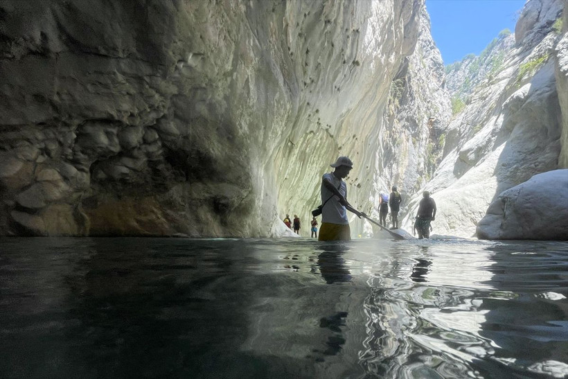Antalya Kemer'de milyonlarca yılda oluştu gidenlerin elleri donuyor - Resim: 1
