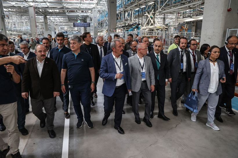 CHP'li vekiller Togg fabrikasını gezdi, test sürüşüne katıldı: Gururla izliyoruz, inşallah daha da büyür - Resim: 1