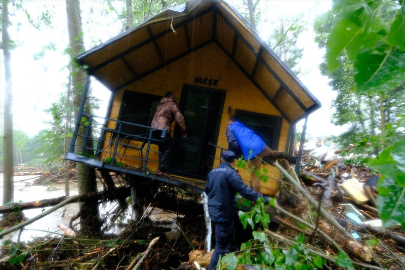 Kırklareli'ni sağanak sonrası sel vurdu! Turistik tesis sular altında kaldı! 2 ölü 4 kayıp - Resim: 1
