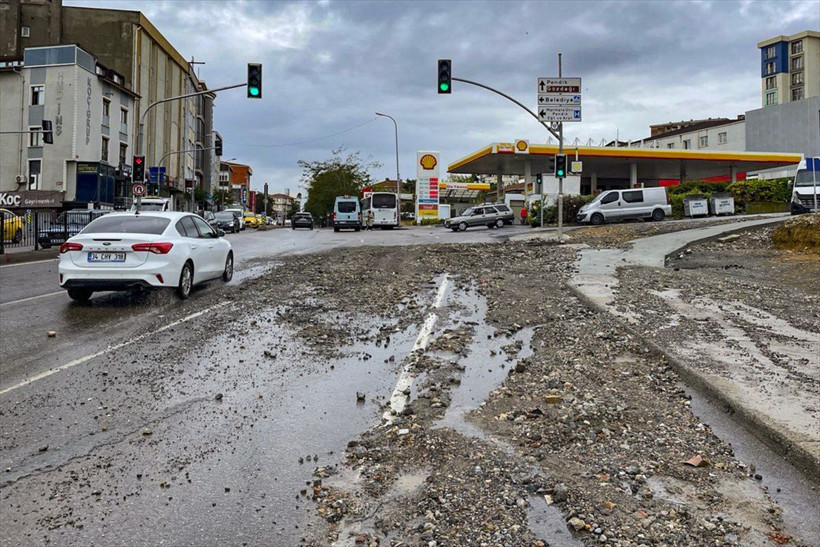 İstanbul'u yine sağanak vurdu! Kapalıçarşı'yı su bastı, Pendik'te hayat felç oldu - Resim: 1