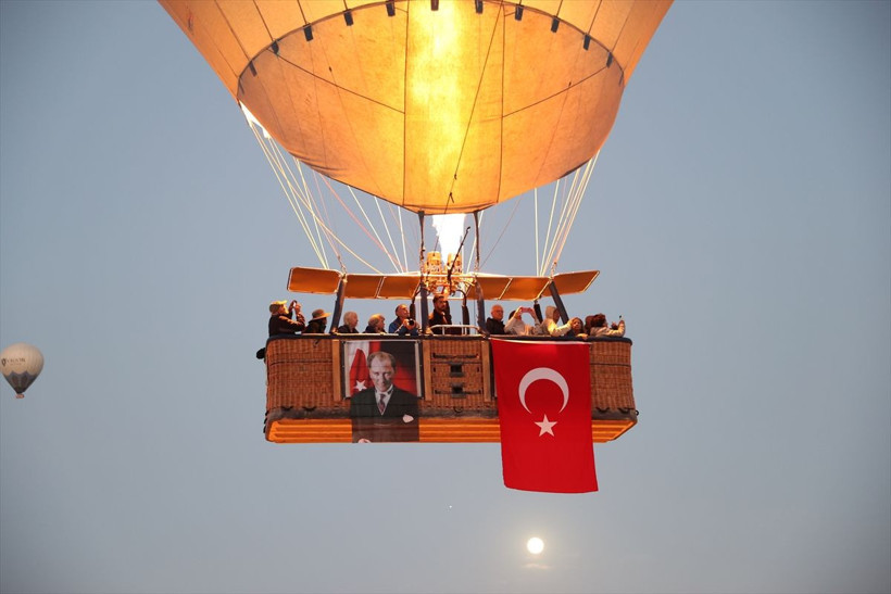 Cumhuriyet'in 100. yılında Kapadokya semaları Türk bayraklarıyla renklendi - Resim: 3