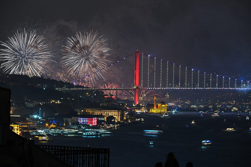 İstanbul Boğazı’nda Cumhuriyet Bayramı'na özel muhteşem havai fişek gösterisi - Resim: 3