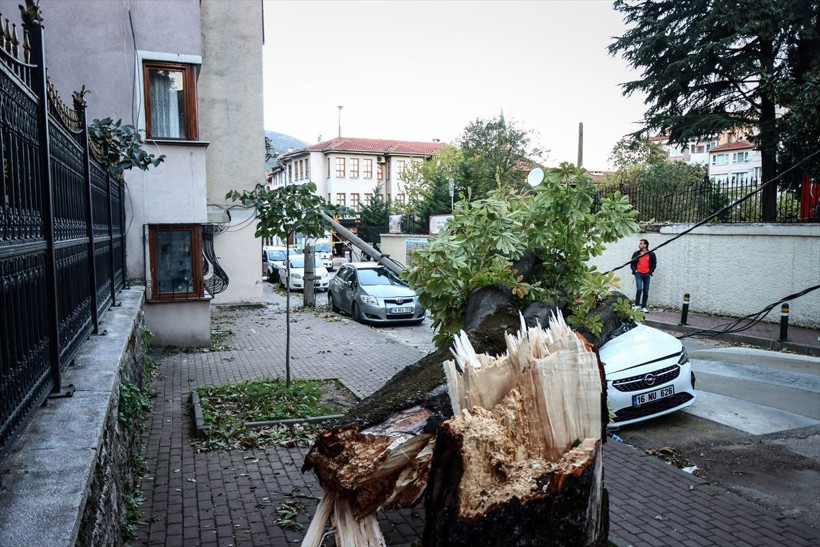 Durum çok fena! Arabaların üzerine devrildi gören hemen ihbar etti - Resim: 3