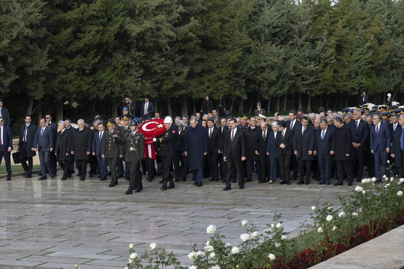 İlk karşılaşma! Cumhurbaşkanı Erdoğan ile CHP lideri Özgür Özel Anıtkabir'de tokalaştı - Resim: 3