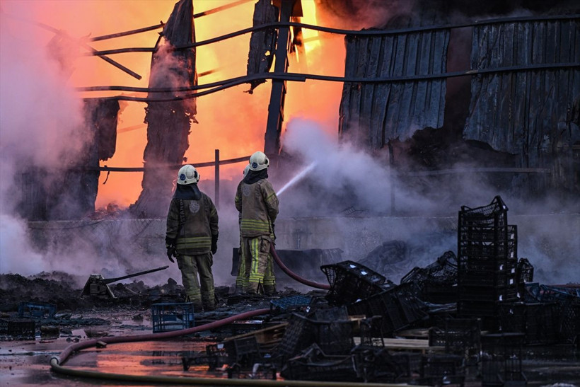 Kimyasal madde deposu alev alev yandı! Patlamaların olduğu yargın 3 saatte kontrol altına alındı - Resim: 1