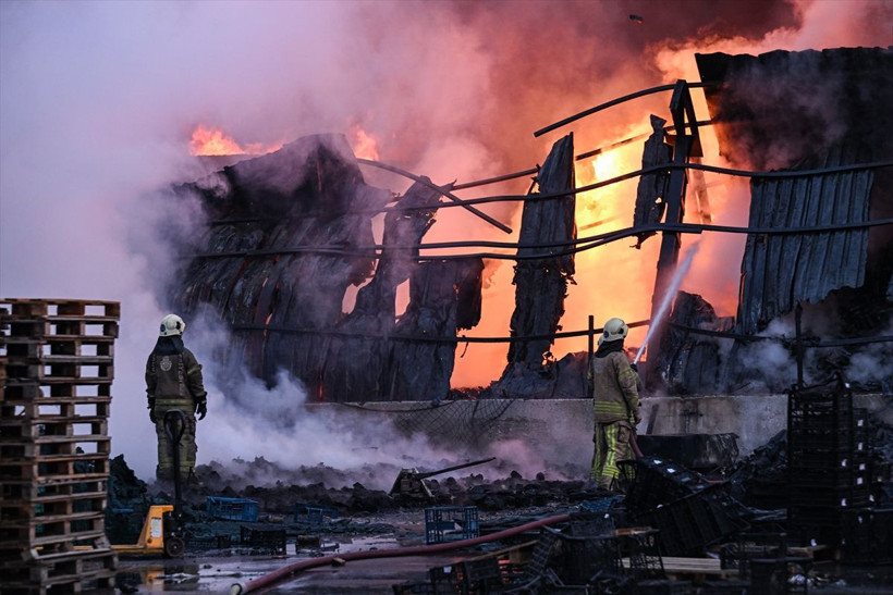 Kimyasal madde deposu alev alev yandı! Patlamaların olduğu yargın 3 saatte kontrol altına alındı - Resim: 2